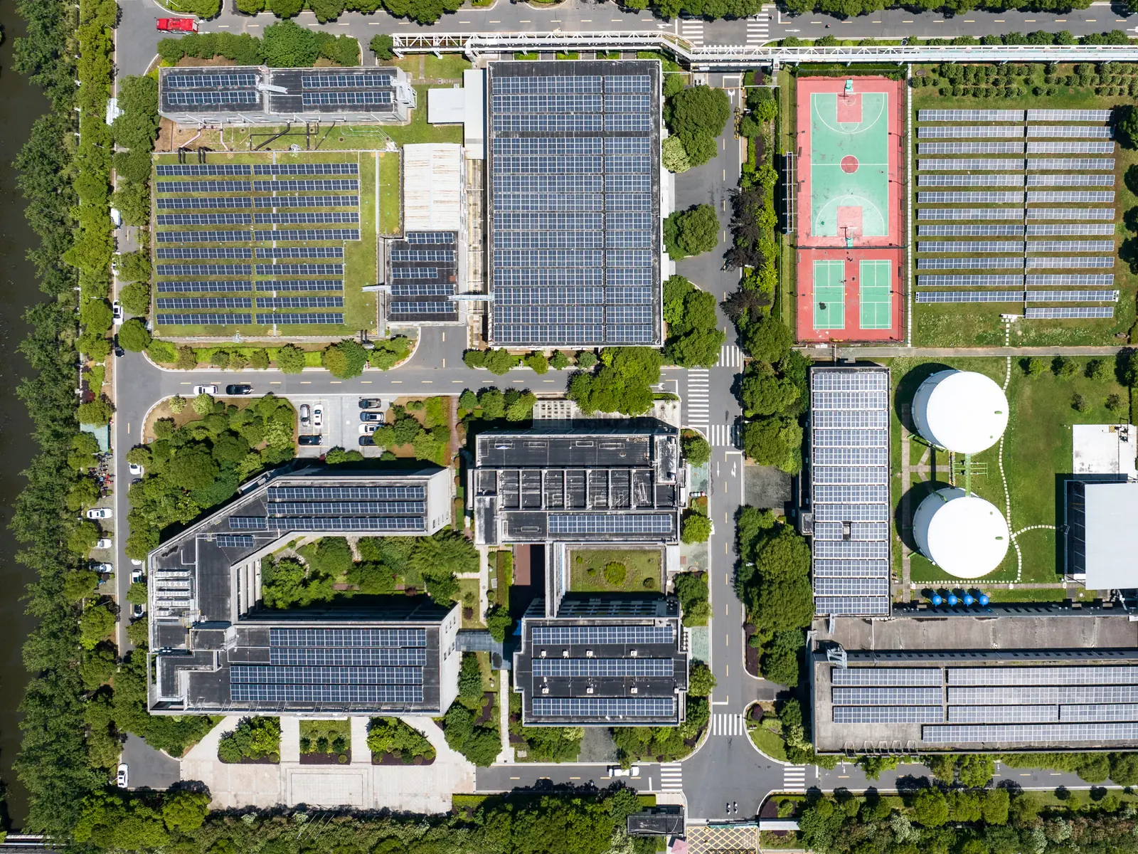 Gewerbeareal mit mehreren Gebäuden und Photovoltaik