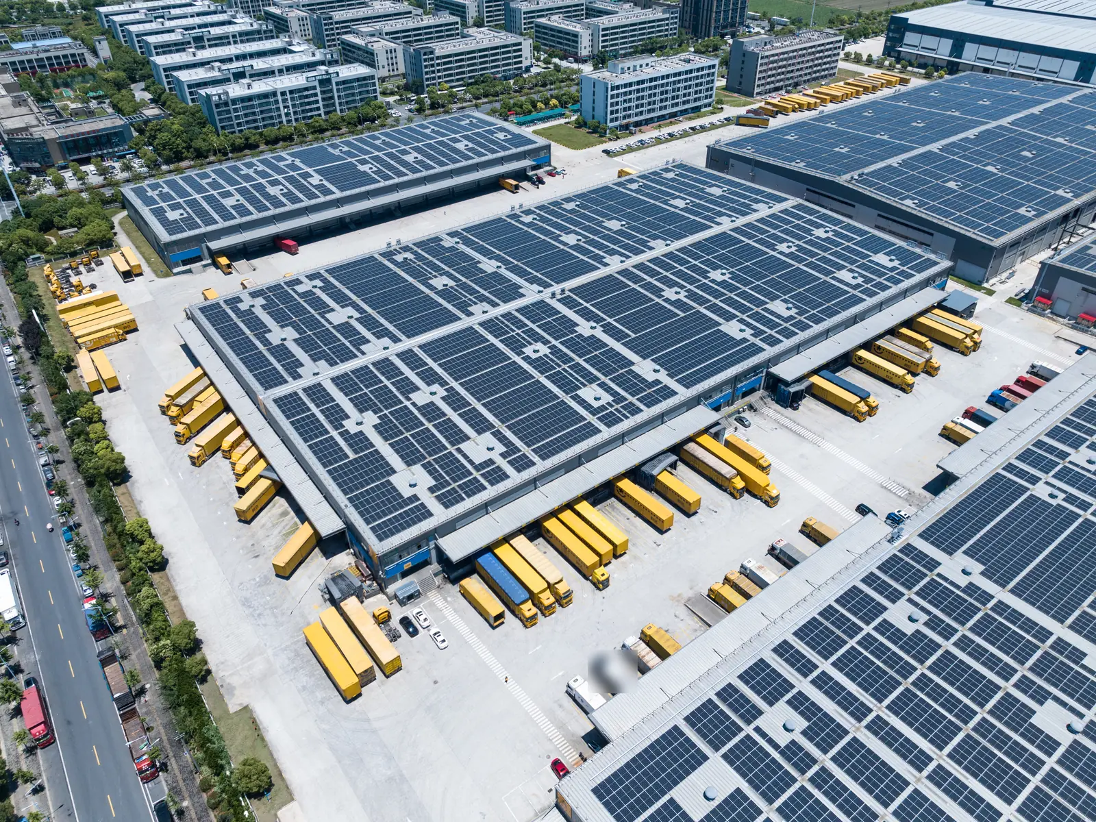 Logistikzentrum mit Photovoltaik auf dem Dach